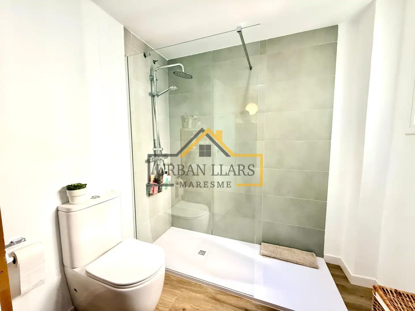 Badezimmer von Dachboden zum Verkauf in Mataró mit Klimaanlage, Heizung und Parkett