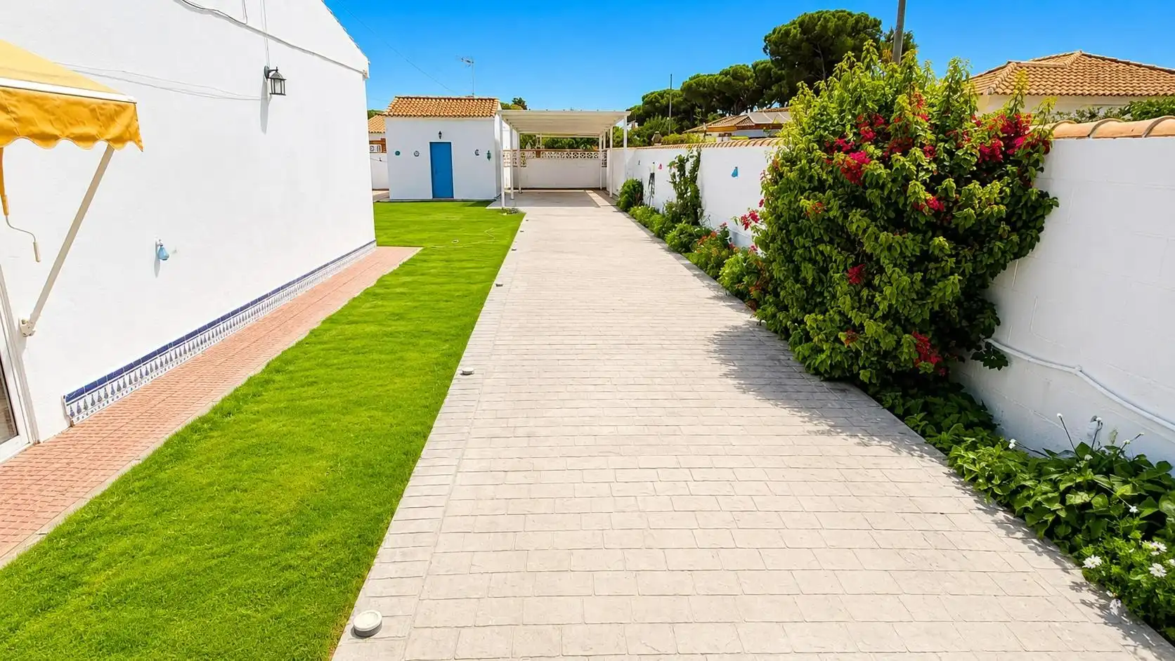 Vista exterior de Casa o chalet en venta en Chiclana de la Frontera con Jardín privado, Trastero y Piscina