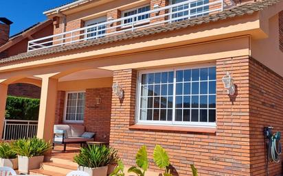 Vista exterior de Casa o xalet en venda en Vallirana amb Terrassa i Piscina