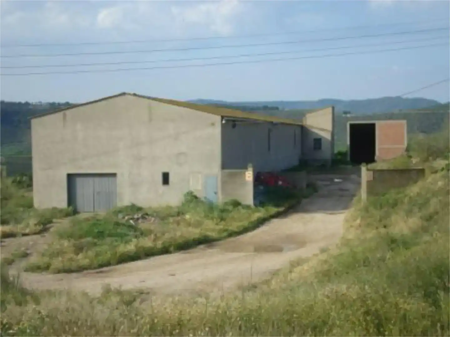 Vista exterior de Nau industrial en venda en Mequinenza