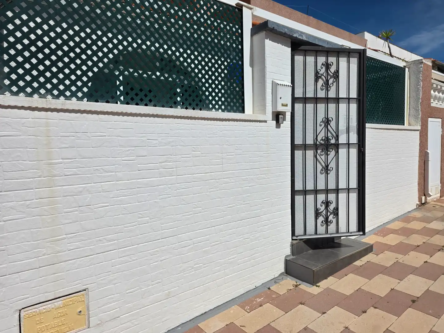 Außenansicht von Einfamilien-Reihenhaus zum Verkauf in Torrevieja mit Klimaanlage, Terrasse und Abstellraum