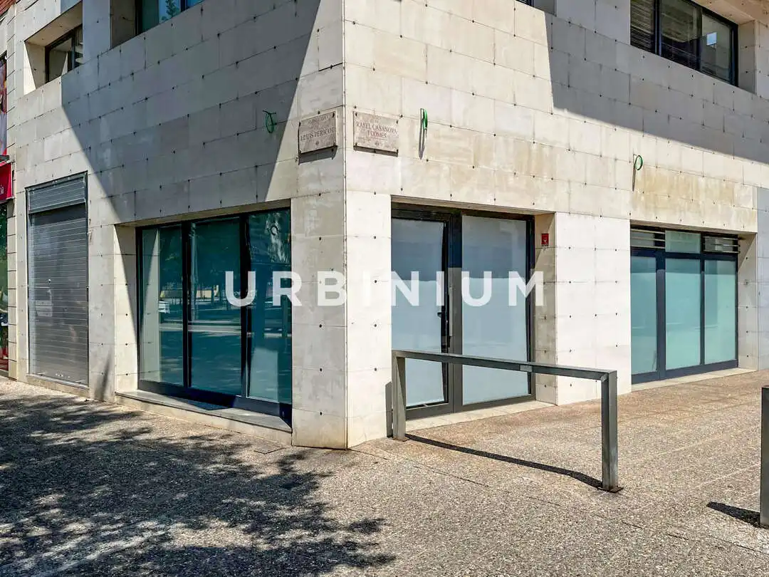 Außenansicht von Geschaftsraum zur Miete in Girona mit Klimaanlage