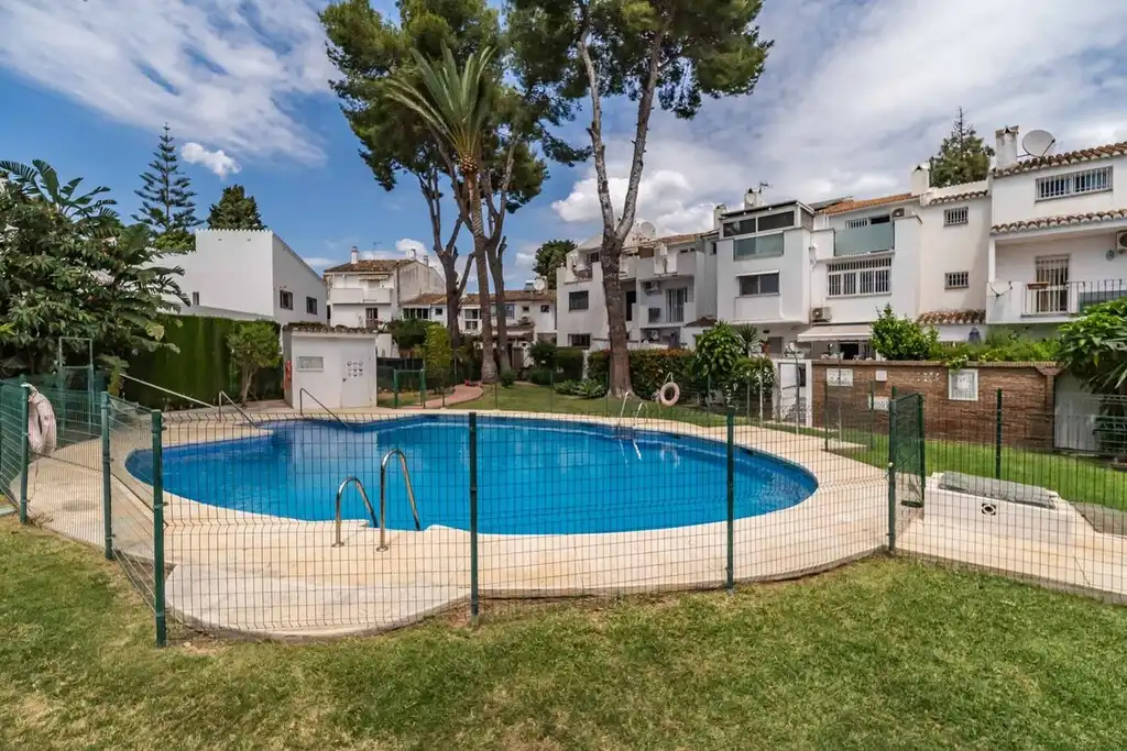 Jardí de Casa adosada en venda en Mijas amb Aire condicionat, Terrassa i Moblat