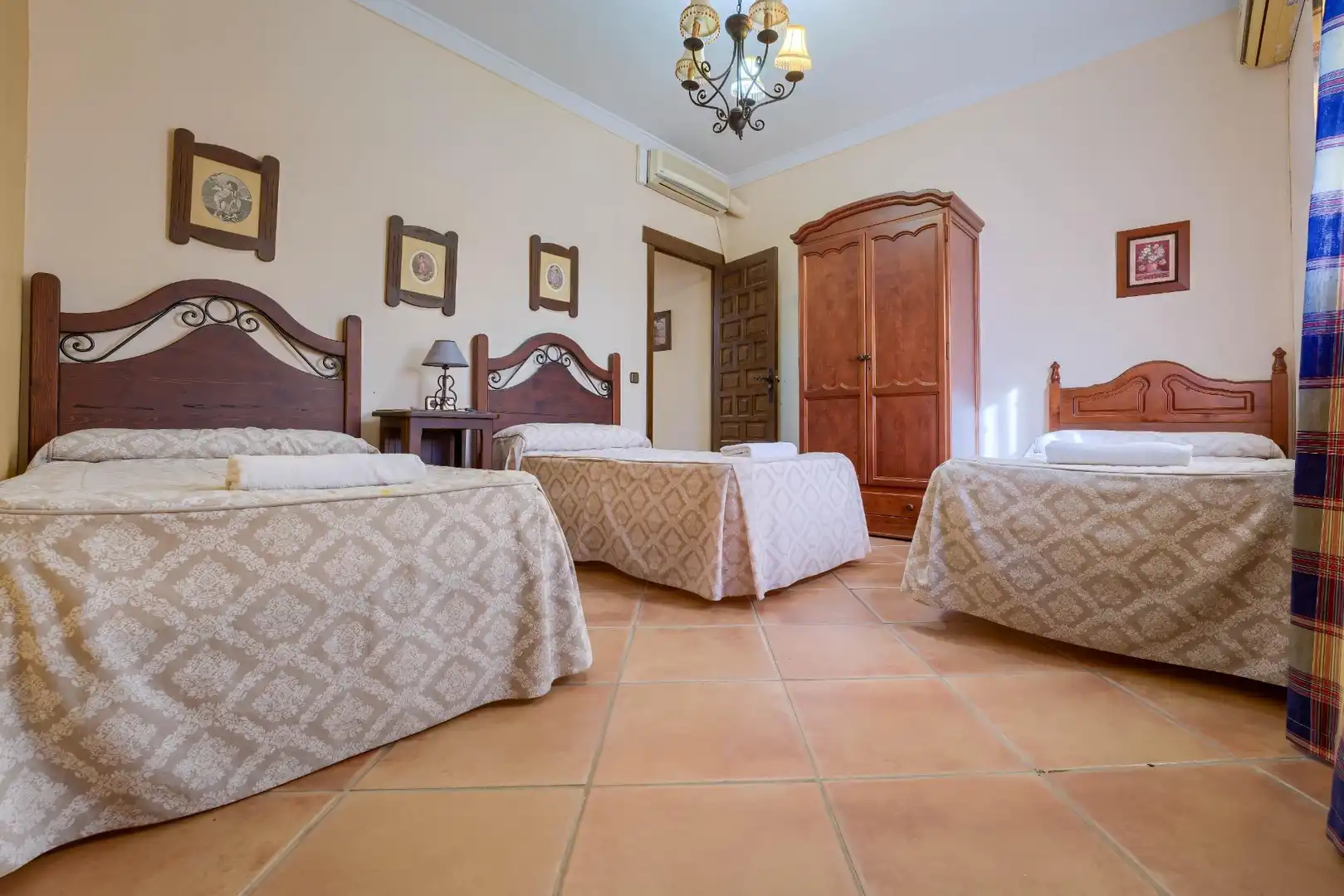 Habitación de Casa o chalet en venta en Sanlúcar la Mayor con Aire acondicionado, Calefacción y Jardín privado
