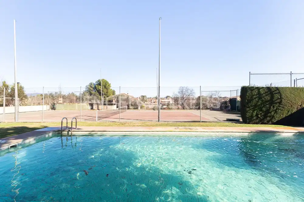 Swimming pool of Houses for sale in La Pobla de Vallbona  with Air Conditioner, Heating and Private garden