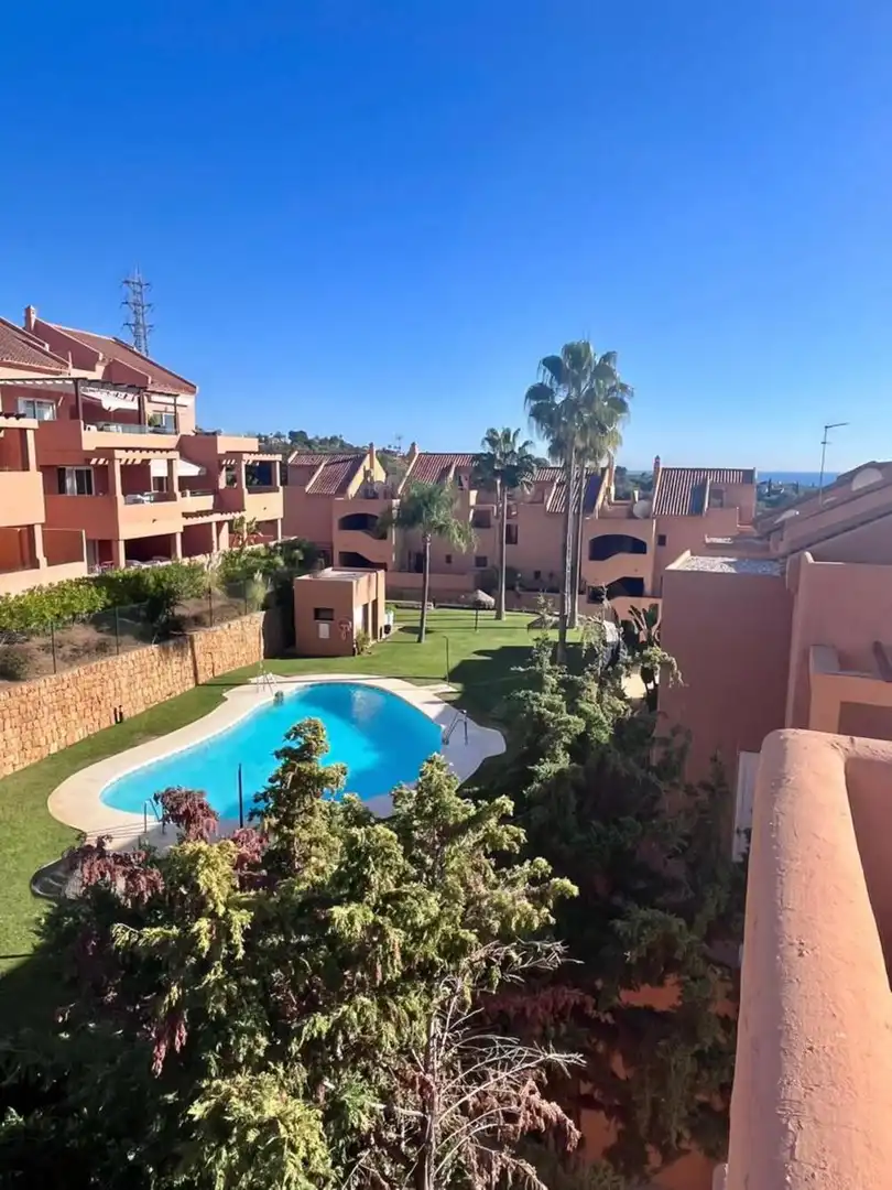 Vista exterior de Àtic en venda en Marbella amb Aire condicionat, Terrassa i Piscina