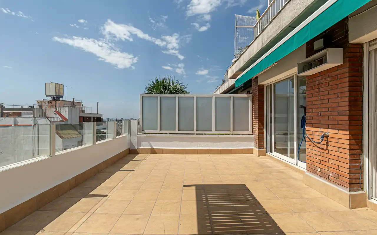 Terrasse von Dachboden zum Verkauf in Barcelona mit Klimaanlage, Terrasse und Möbliert