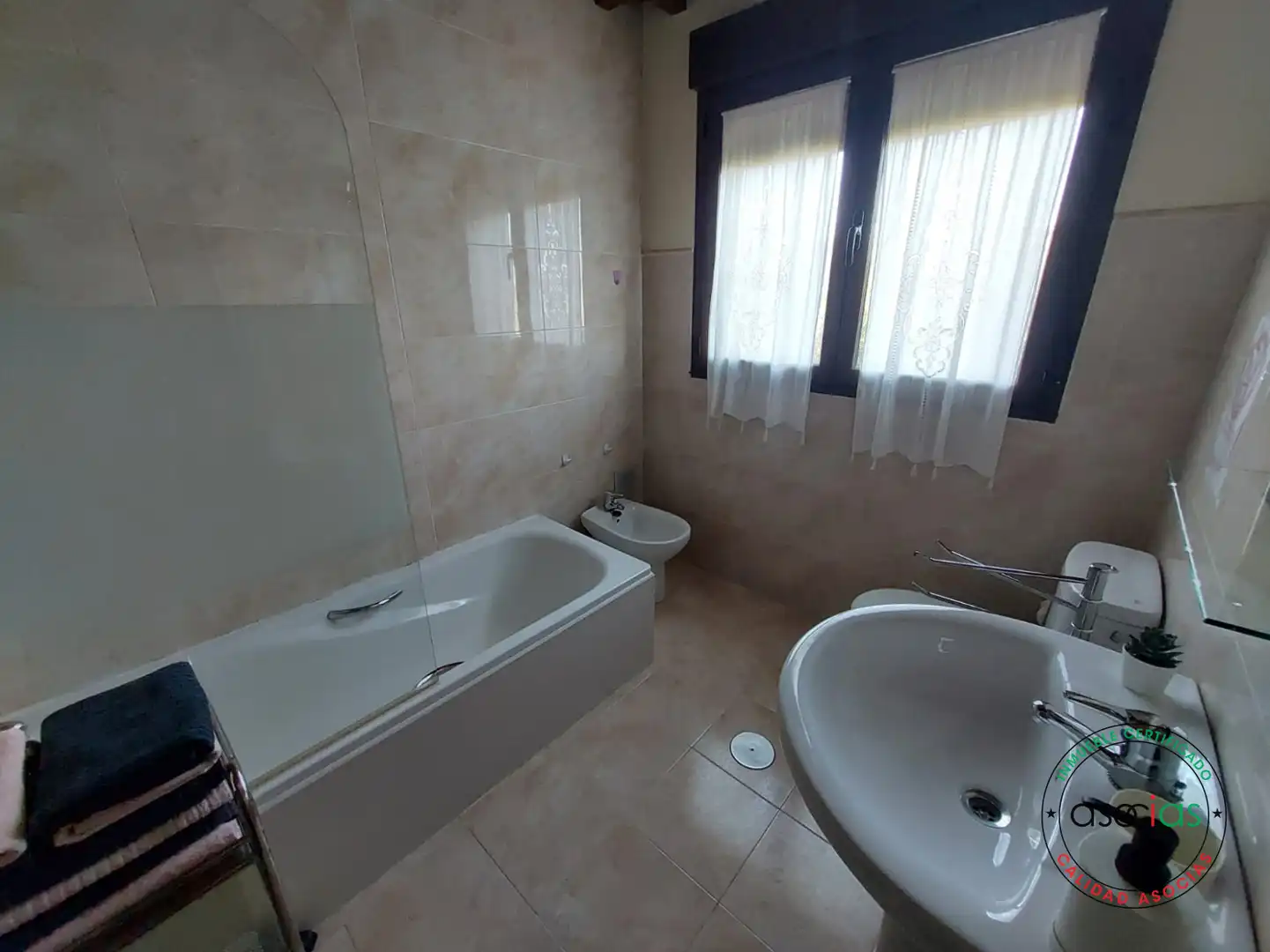 Bany de Casa o xalet en venda en Parres amb Calefacció, Jardí privat i Terrassa