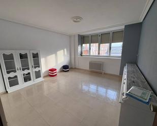 Sala d'estar de Pis en venda en Ciudad Rodrigo amb Aire condicionat, Calefacció i Jardí privat