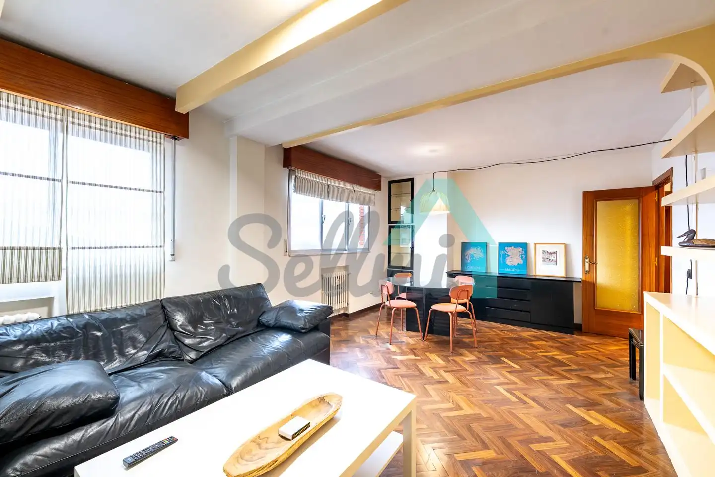 Sala d'estar de Pis de lloguer en Oviedo  amb Calefacció, Parquet i Moblat