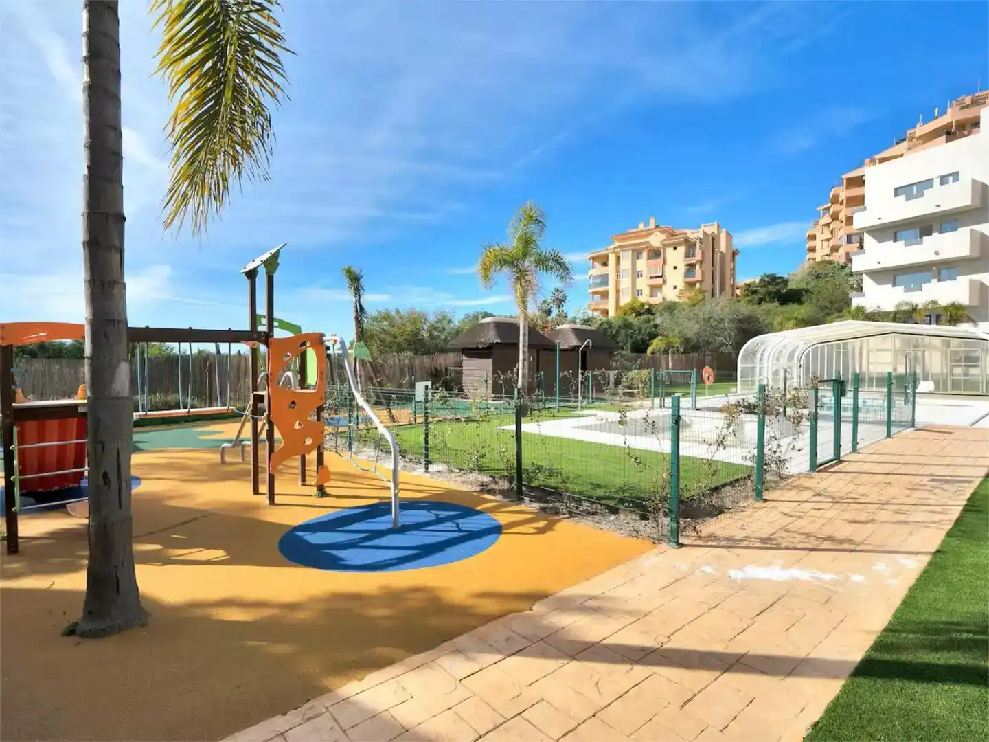 Vista exterior de Dúplex en venta en Mijas con Aire acondicionado, Piscina y Balcón