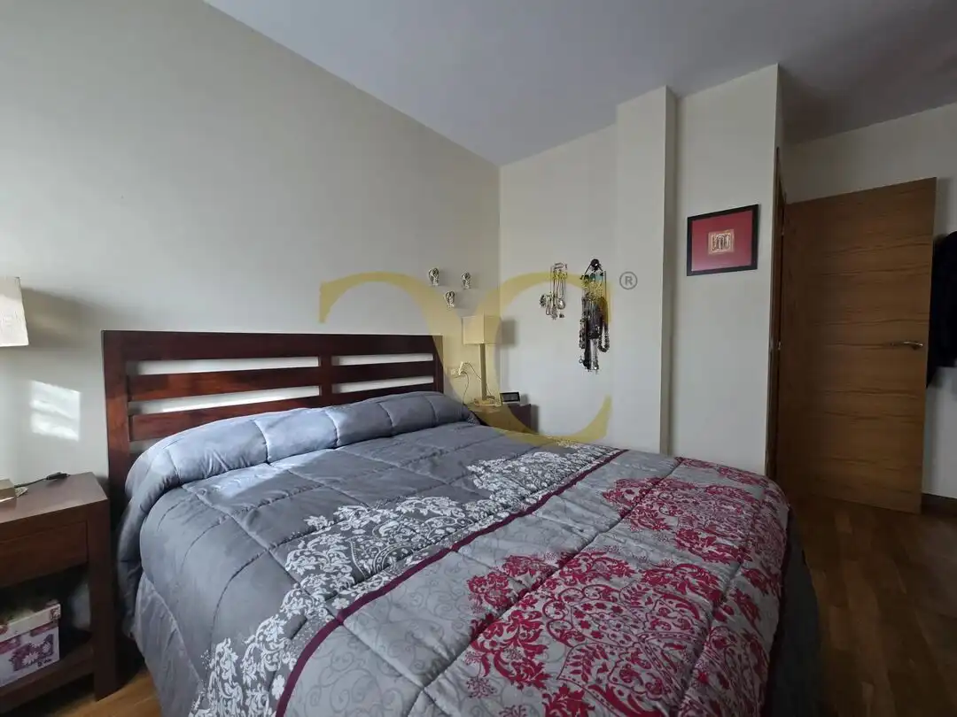Schlafzimmer von Dachboden zum Verkauf in Llanes mit Heizung, Privatgarten und Terrasse