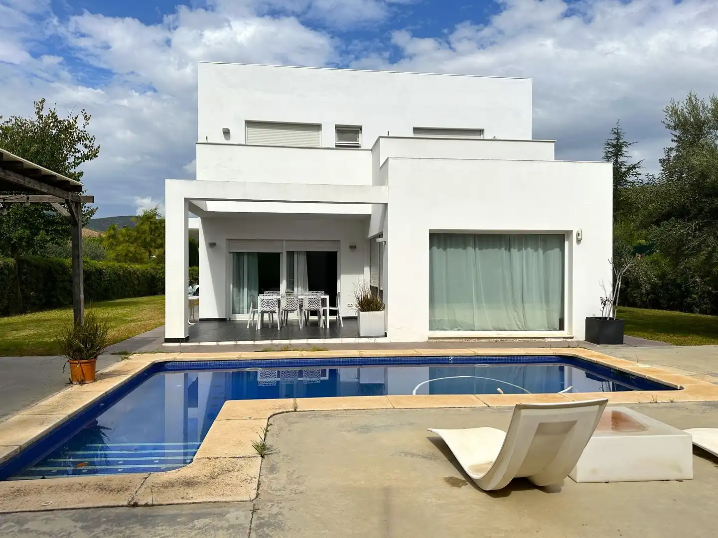 House with pool for sale in El Pilar