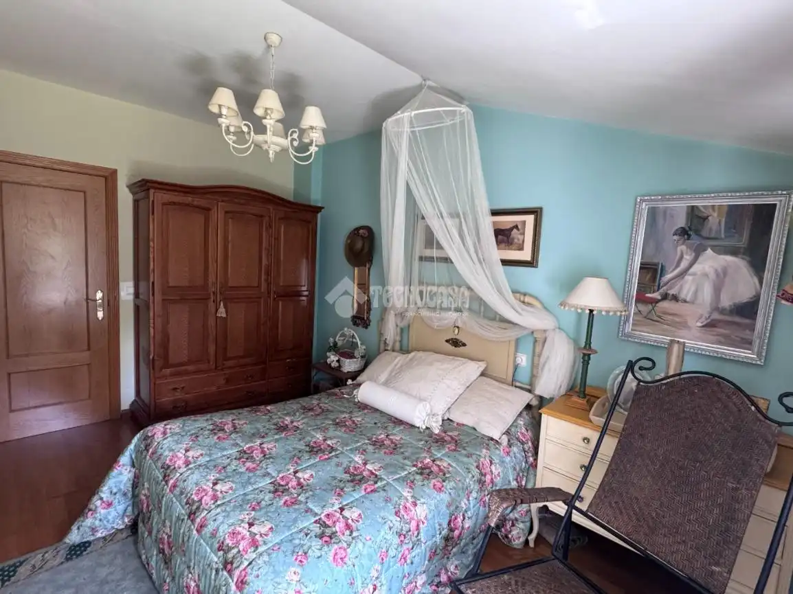 Habitación de Casa adosada en venta en Valdefresno con Calefacción, Parquet y Piscina comunitaria