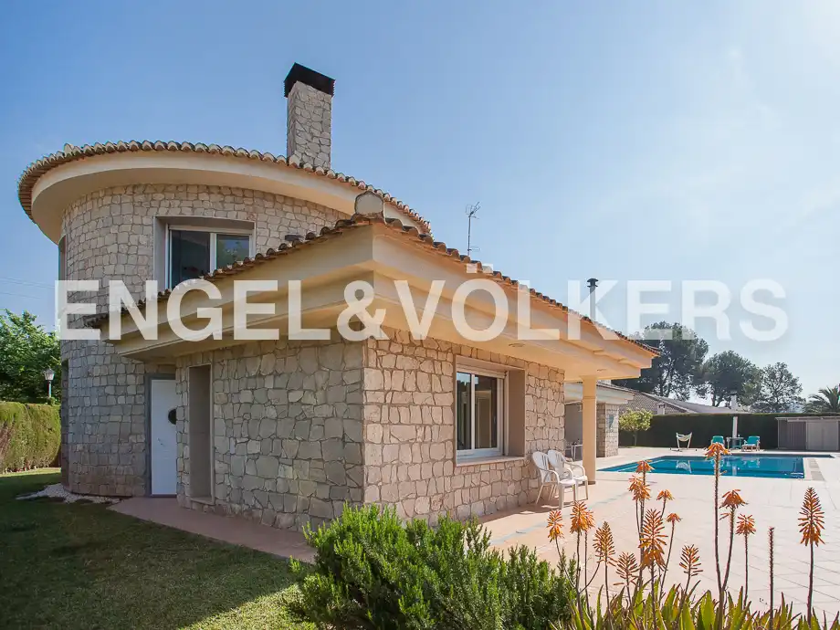 Vista exterior de Casa o chalet en venta en Serra con Calefacción, Jardín privado y Trastero