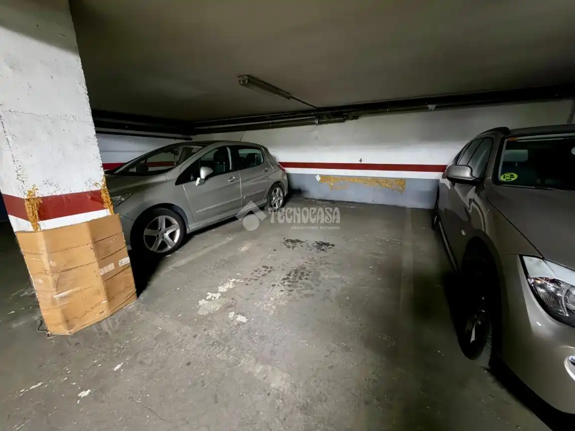 Parking de Piso en venta en León Capital  con Calefacción, Terraza y Trastero