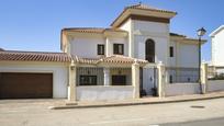 Vista exterior de Casa o xalet en venda en Mijas amb Aire condicionat, Terrassa i Piscina