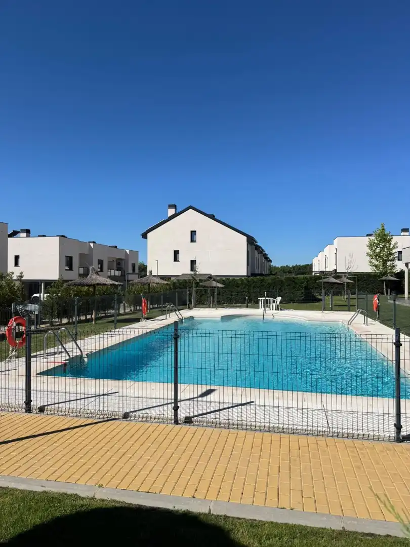 Piscina de Casa adosada en venda en Moralzarzal amb Aire condicionat, Calefacció i Jardí privat
