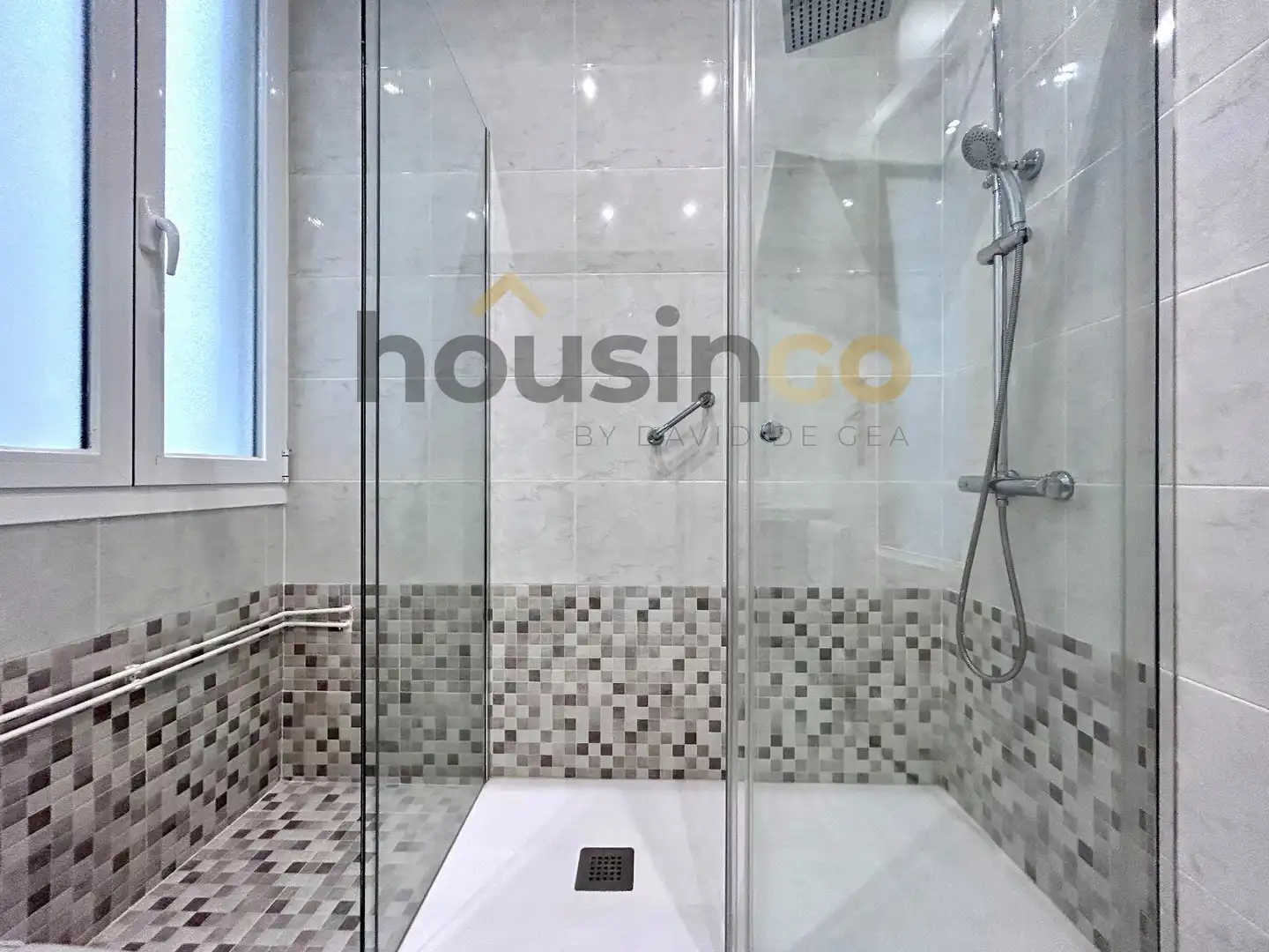 Bathroom of Flat for rent in Madrid  with Air Conditioner, Heating and Parquet flooring
