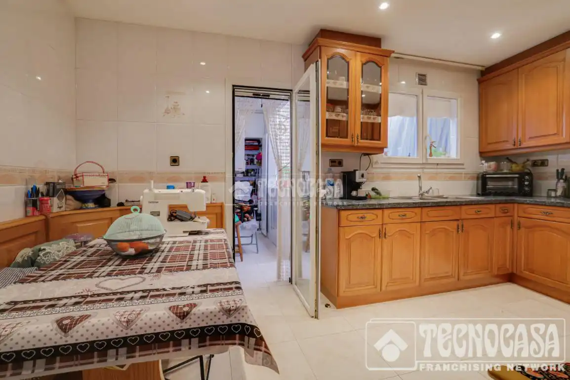 Cocina de Casa adosada en venta en Santa Coloma de Gramenet con Aire acondicionado, Calefacción y Parquet