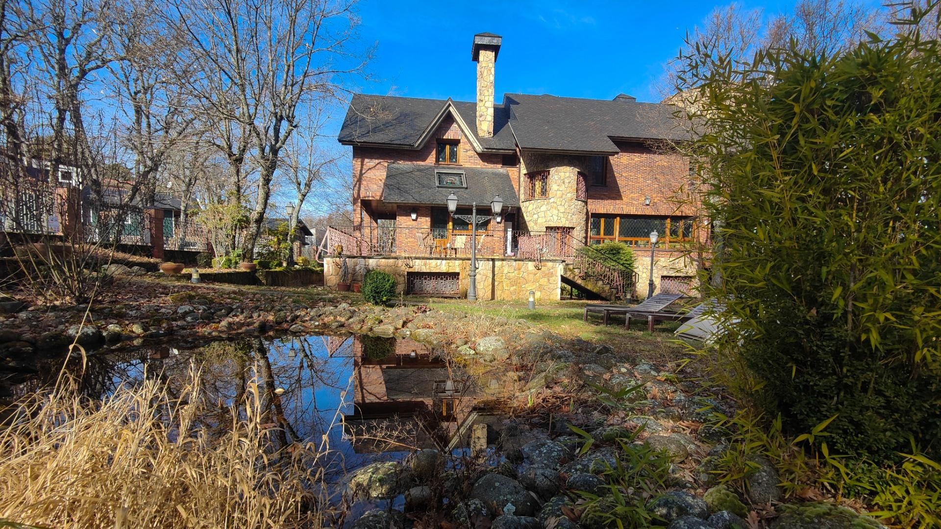 Vista exterior de Casa o chalet en venta en El Espinar con Calefacción, Jardín privado y Terraza