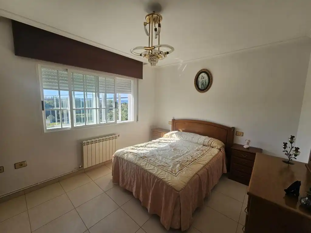 Dormitori de Casa o xalet en venda en Boiro amb Calefacció, Jardí privat i Parquet