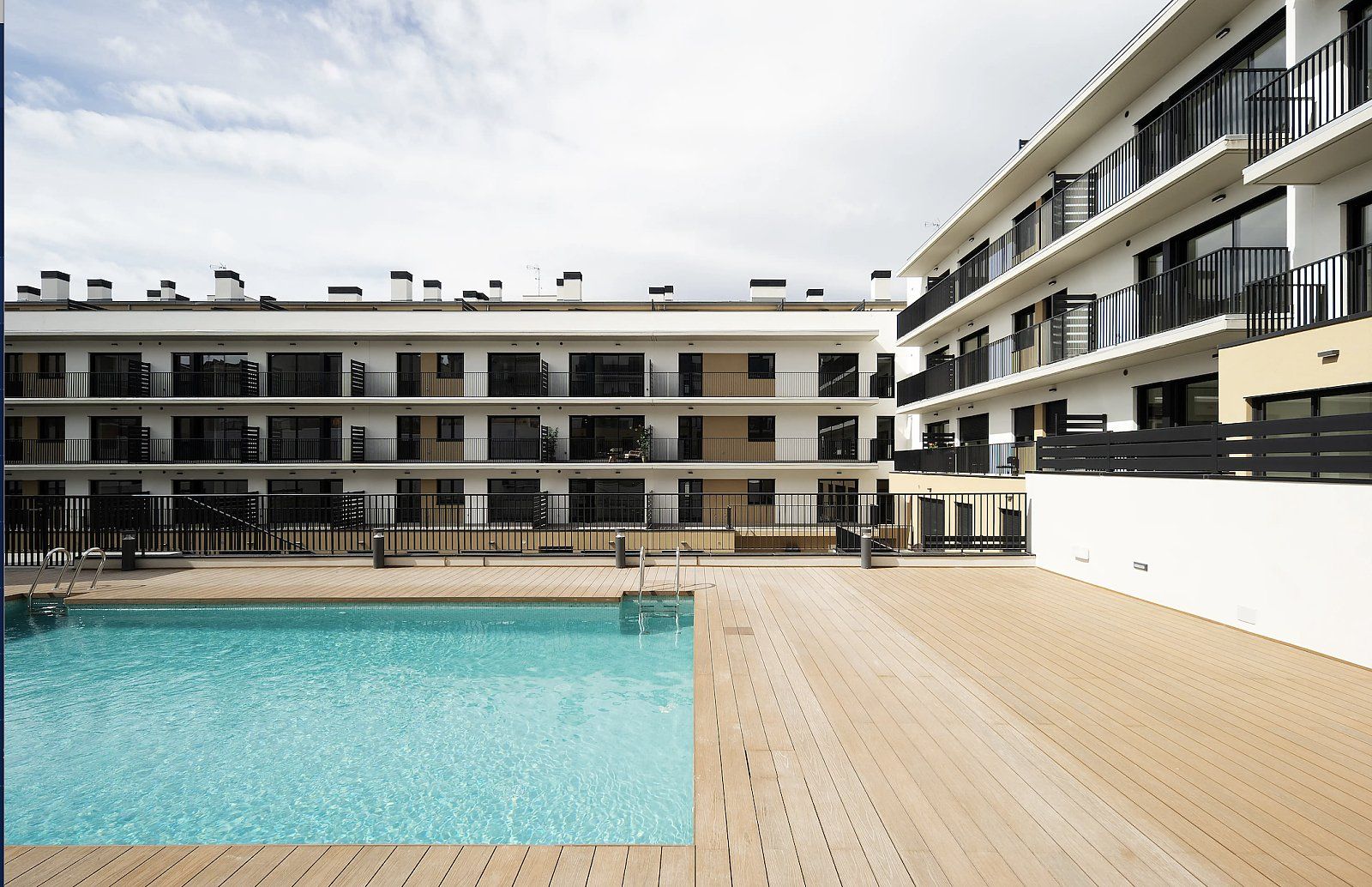 Vista exterior de Apartament en venda en Terrassa amb Aire condicionat, Terrassa i Traster