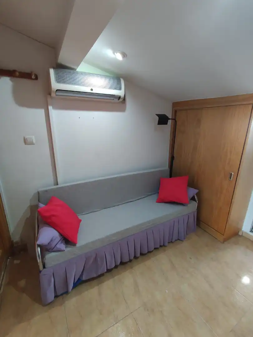Schlafzimmer von Dachboden zum Verkauf in Plasencia mit Klimaanlage, Terrasse und Möbliert