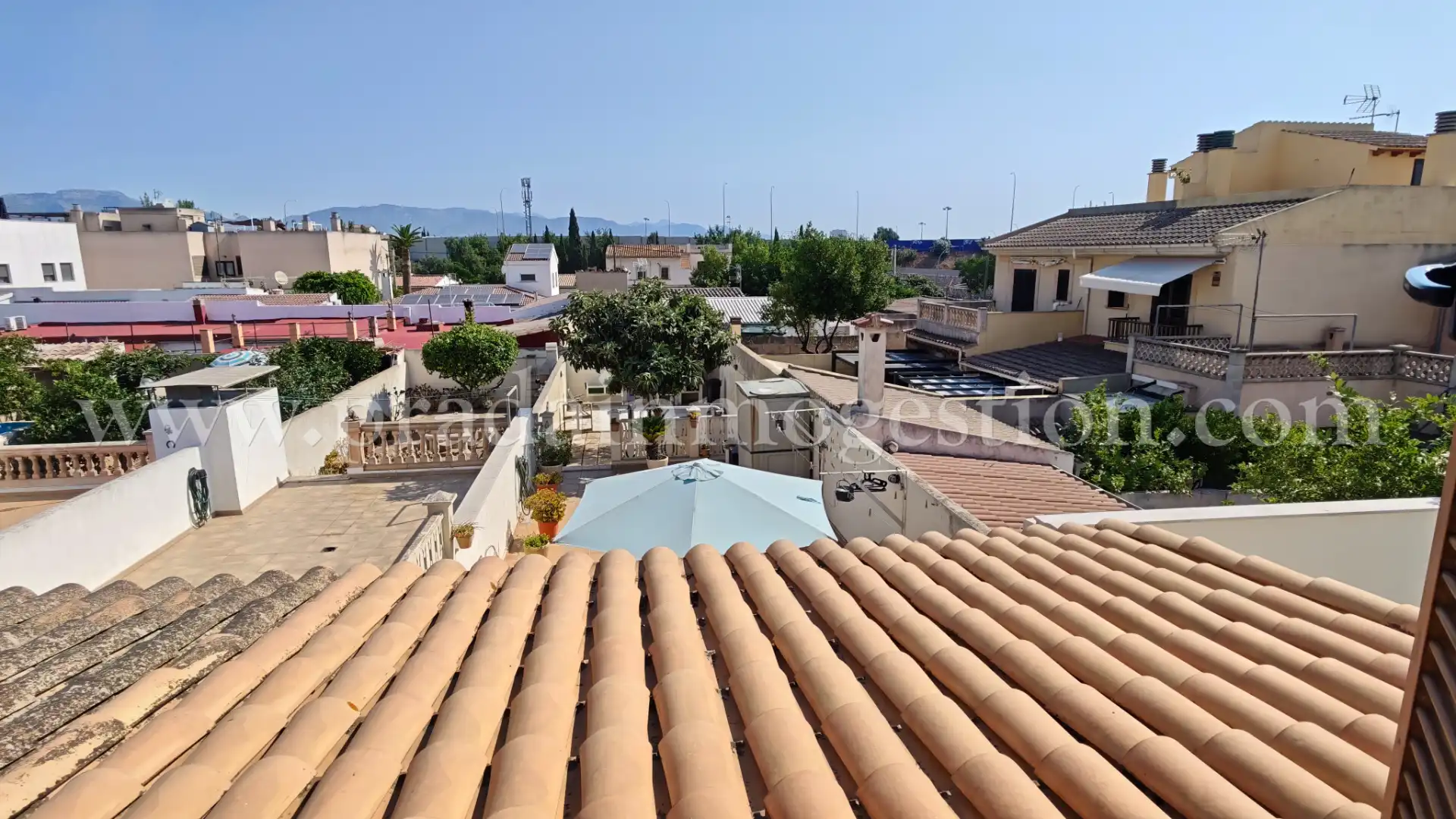 Vista exterior de Casa adosada en venda en  Palma de Mallorca amb Aire condicionat, Calefacció i Jardí privat