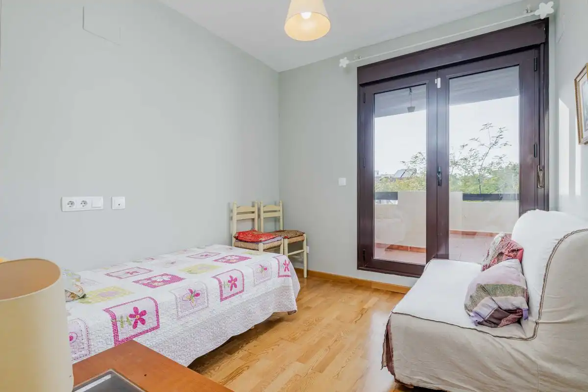 Habitación de Ático en venta en Guillena con Calefacción, Terraza y Trastero