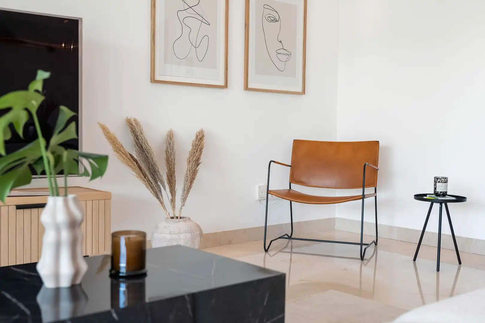 Sala de estar de Planta baja en venta en Marbella con Aire acondicionado, Calefacción y Jardín privado