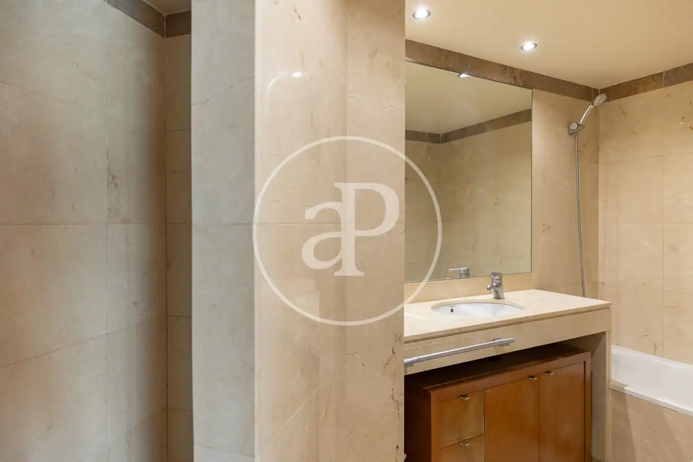 Baño de Piso en venta en Barcelona con Aire acondicionado, Calefacción y Jardín privado