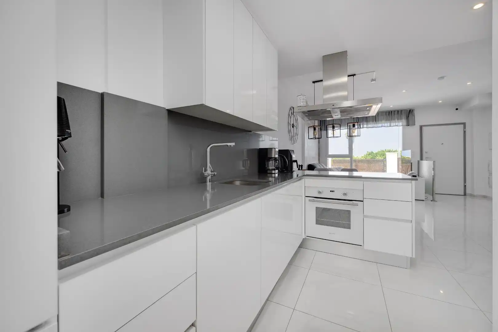Küche von Einfamilien-Reihenhaus zum Verkauf in Torrevieja mit Klimaanlage, Heizung und Terrasse