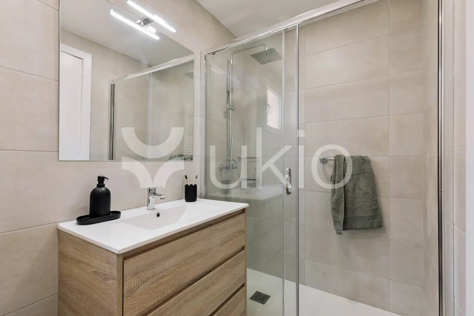 Baño de Apartamento de alquiler en Barcelona con Aire acondicionado, Calefacción y Terraza