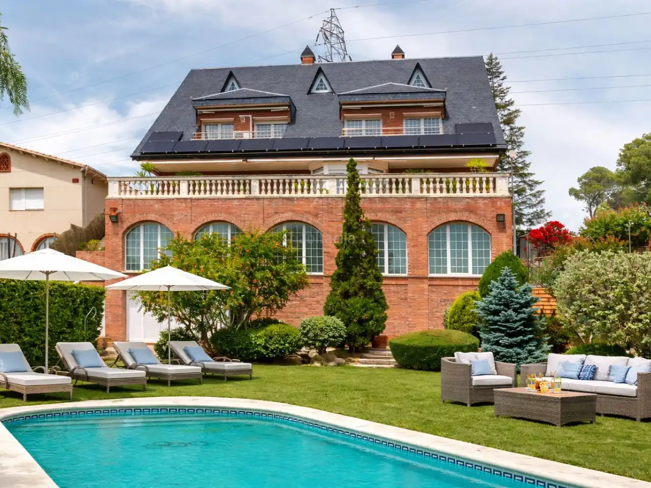 Casa amb piscina en venda a Carrer Canal de Suez 6