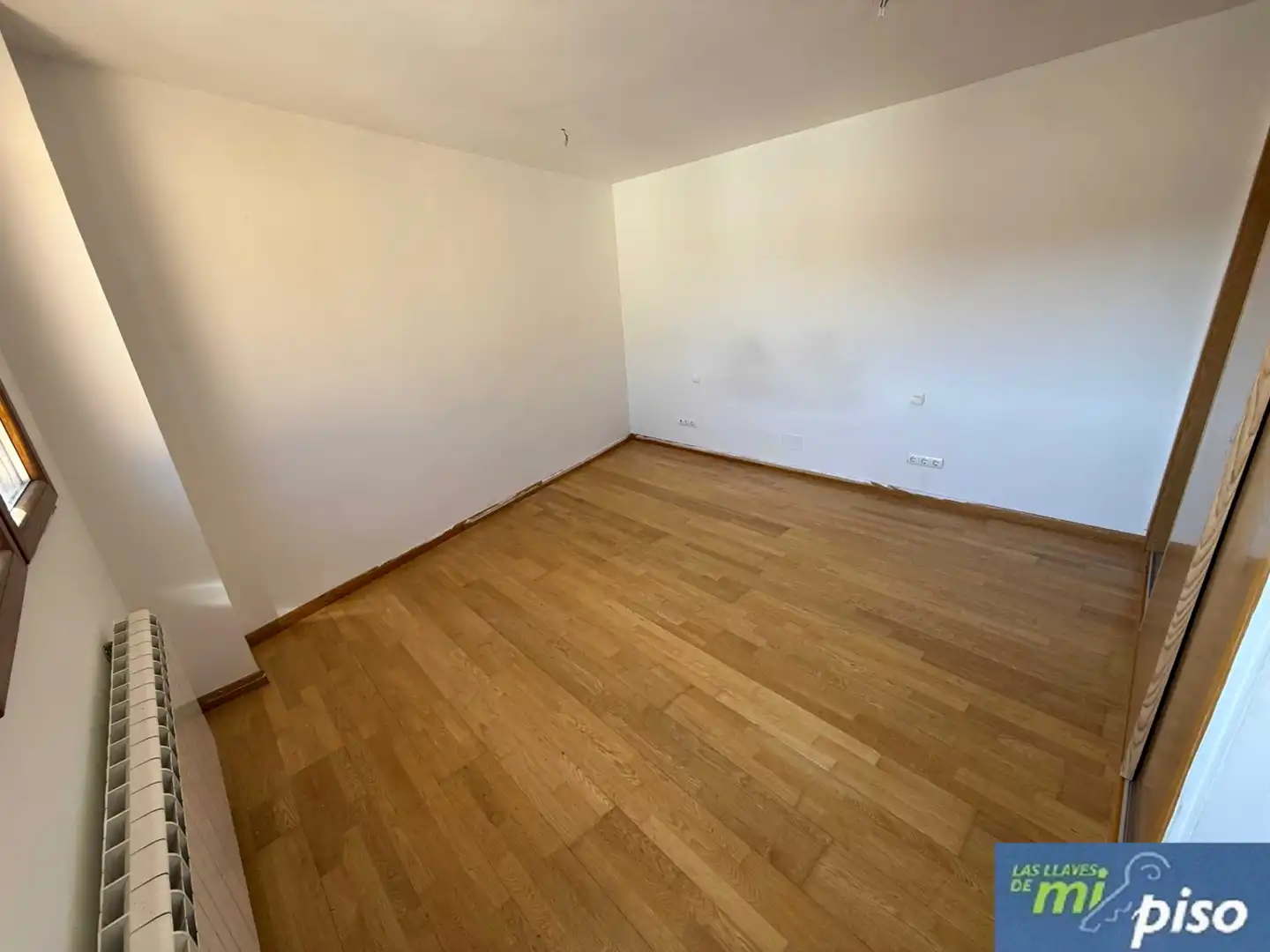 Dormitori de Casa adosada en venda en Corcos amb Calefacció, Jardí privat i Parquet