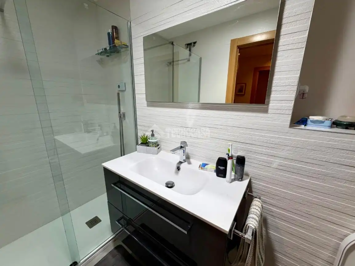 Badezimmer von Wohnung zum Verkauf in León Capital  mit Klimaanlage und Heizung