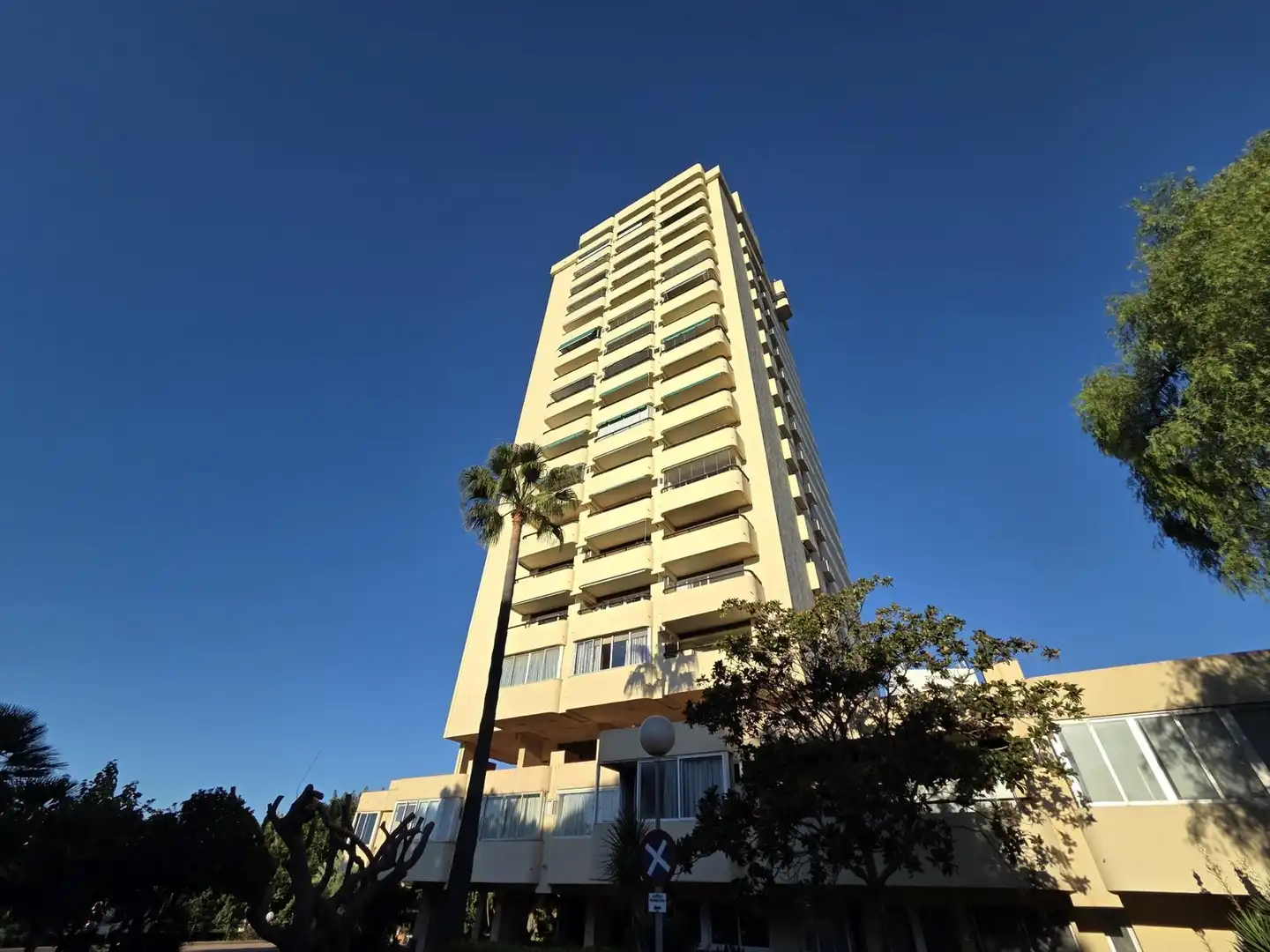 Vista exterior de Estudi en venda en Marbella amb Terrassa, Moblat i Piscina comunitària