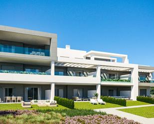 Vista exterior de Apartament en venda en Estepona amb Aire condicionat, Terrassa i Piscina