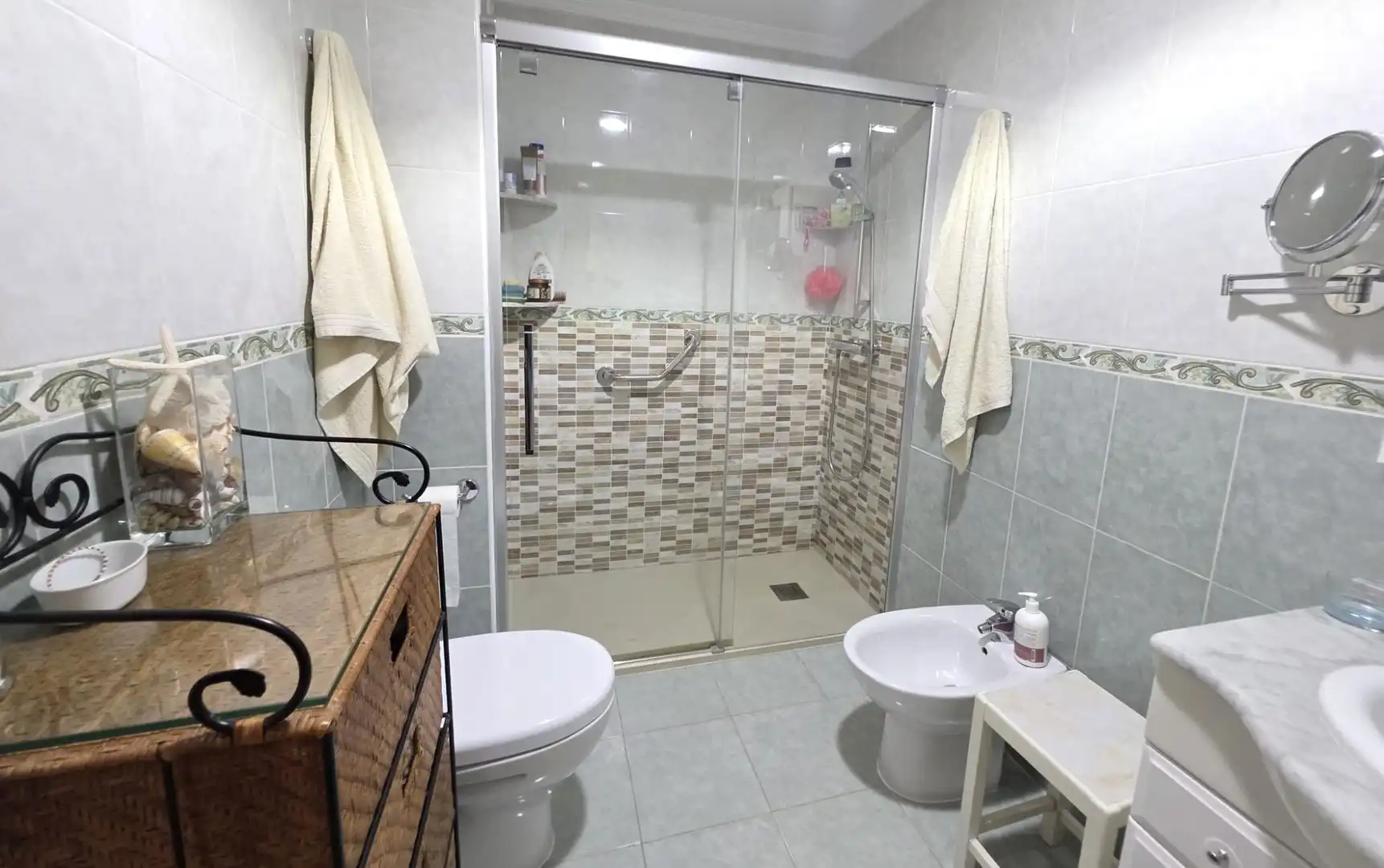 Badezimmer von Dachboden zum Verkauf in Santa Pola mit Klimaanlage, Terrasse und Abstellraum