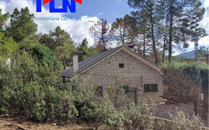 Vista exterior de Casa o xalet en venda en Santa María de la Alameda amb Terrassa