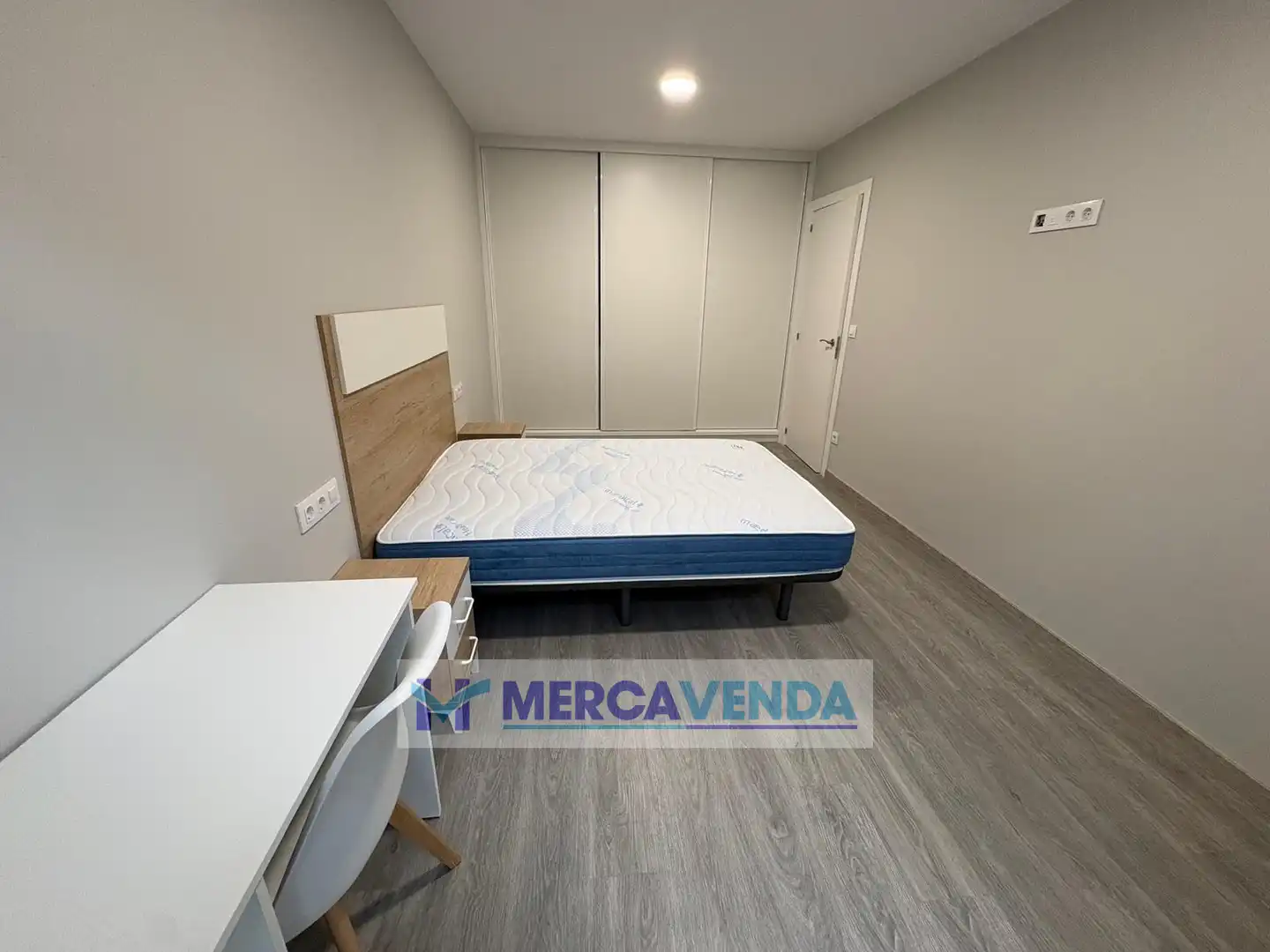 Dormitori de Pis en venda en Vigo  amb Calefacció, Traster i Moblat