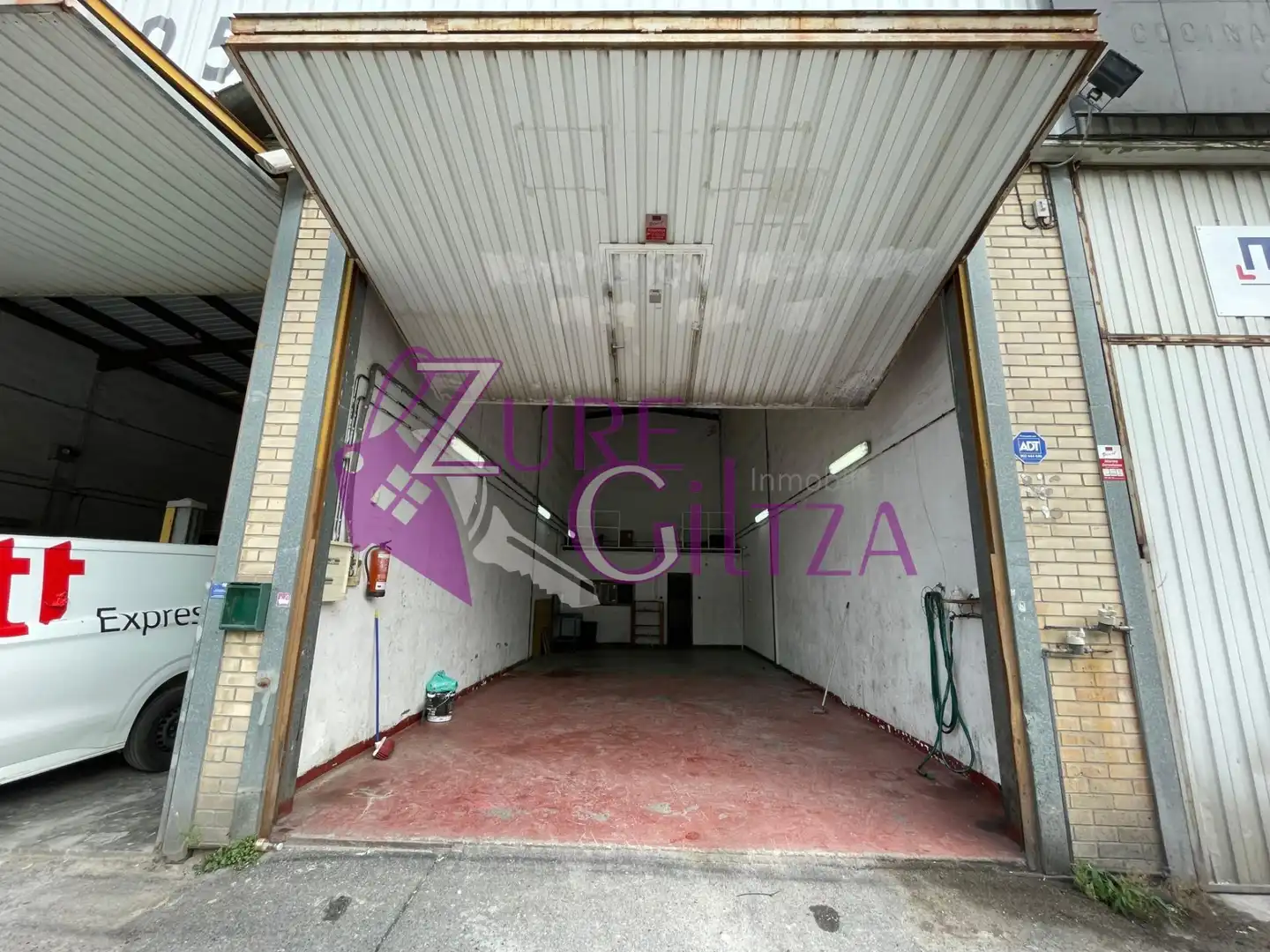 Parkplatz von Fabrikhallen zur Miete in Arrigorriaga, Bizkaia