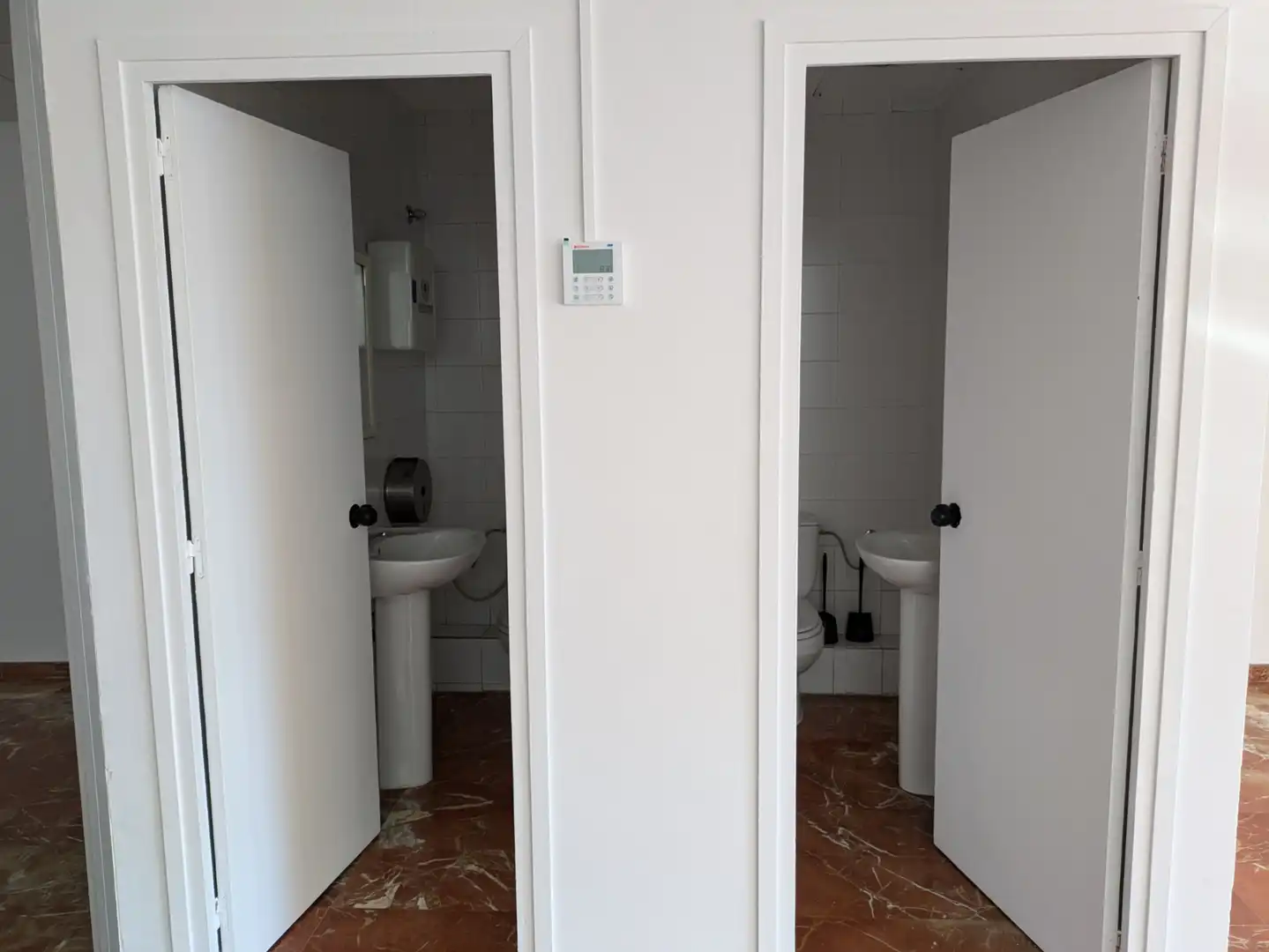 Badezimmer von Büro zur Miete in Cornellà de Llobregat mit Klimaanlage, Heizung und Internet