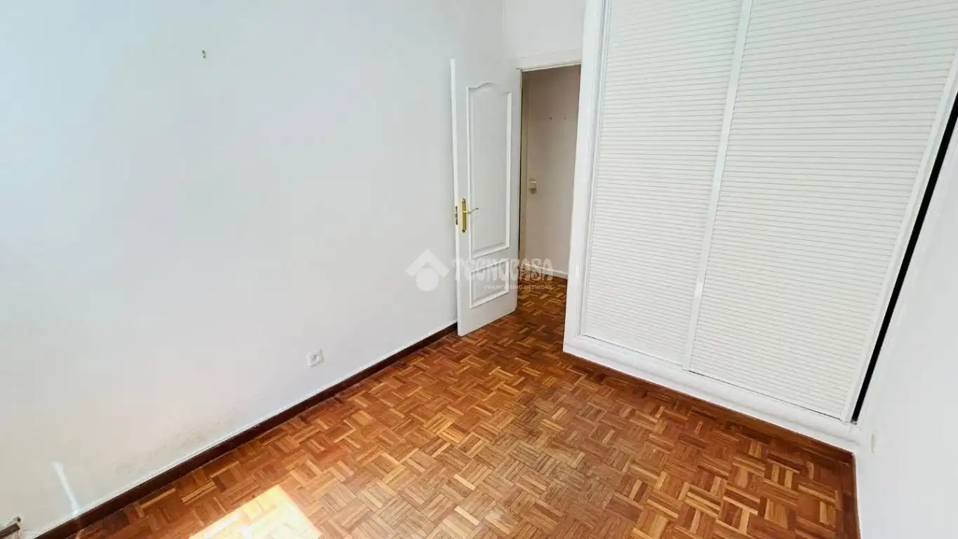 Bedroom of Flat for sale in Madrid  with Air Conditioner, Heating and Terrace