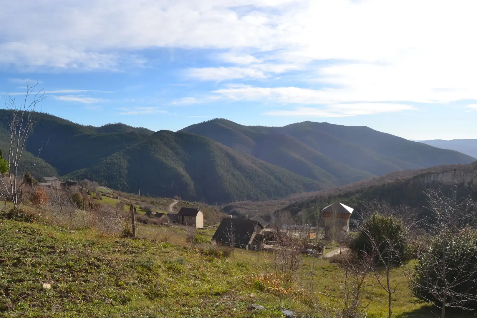 Außenansicht von Haus oder Chalet zum Verkauf in Aisa mit Heizung und Privatgarten
