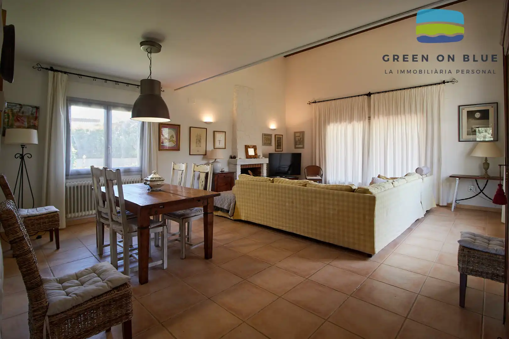 Sala d'estar de Casa o xalet en venda en Peralada amb Aire condicionat, Calefacció i Jardí privat