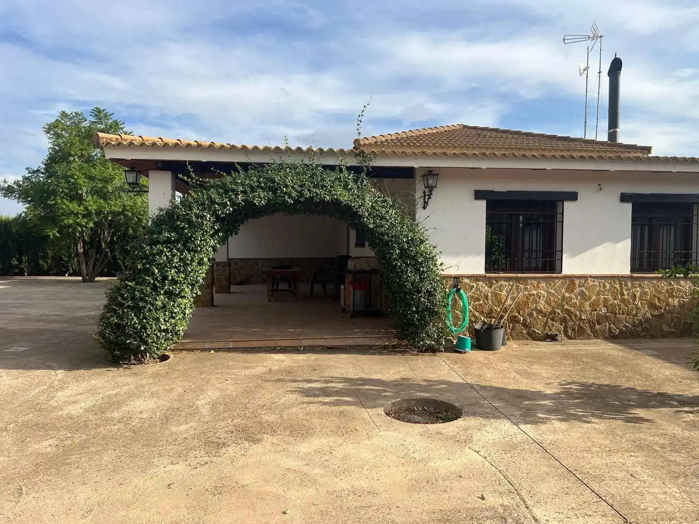 Vista exterior de Finca rústica en venda en Almodóvar del Río amb Aire condicionat, Piscina i Alarma