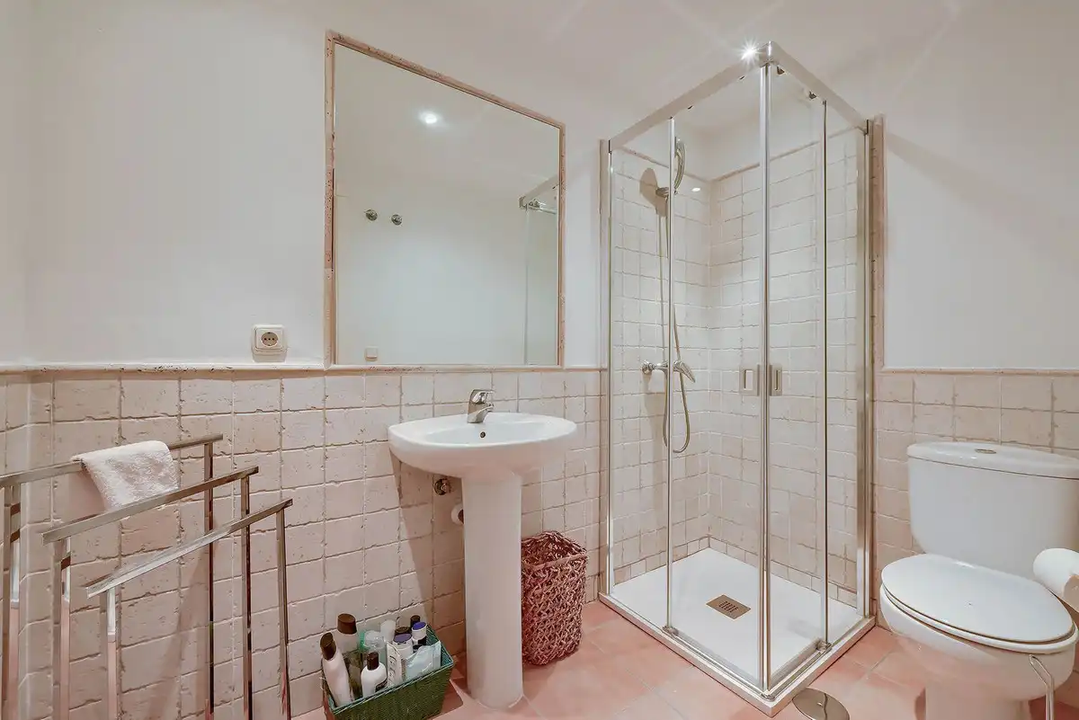 Badezimmer von Einfamilien-Reihenhaus zum Verkauf in Marbella mit Klimaanlage und Terrasse