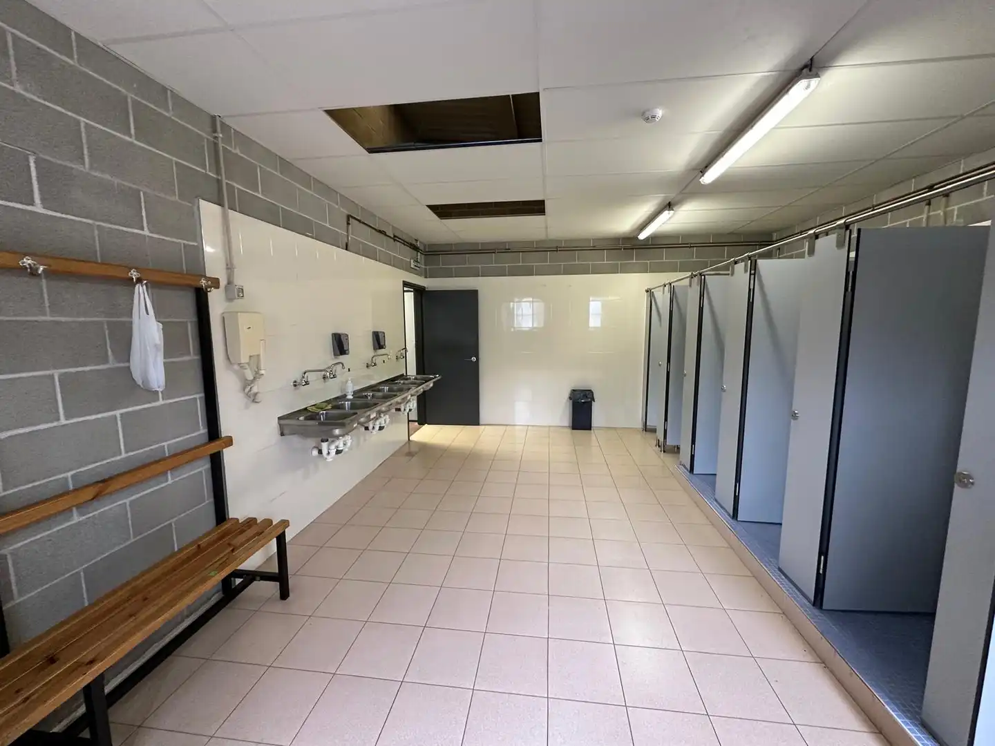 Badezimmer von Fabrikhallen zum Verkauf in Palafolls